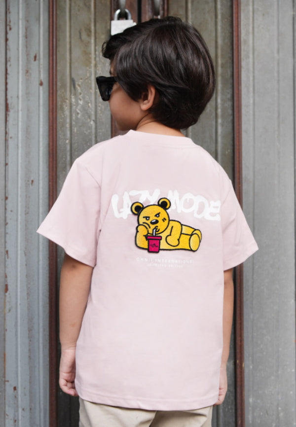 KIDS: LAZY MODE HAUGHTY BEAR KIDS TEE (PINK)